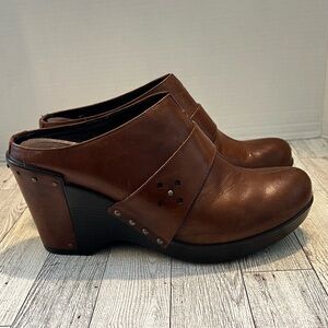 Dansko Francine Brandy Brown Leather Wedge Heel Studded Clogs 40 9.5-10M Studded